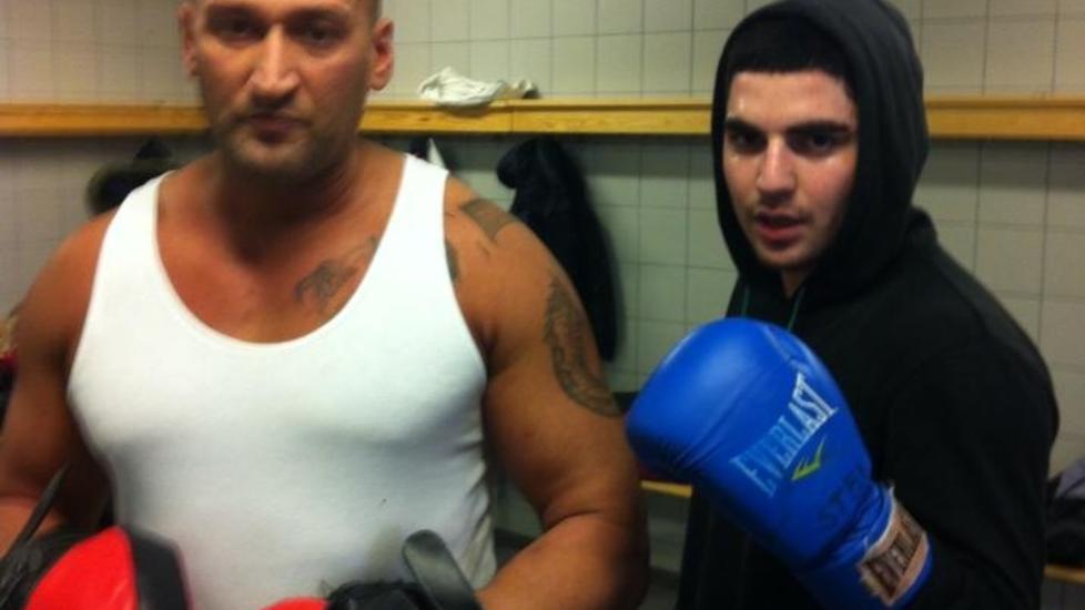 TO-DAGERS: Bilal Magamadov sammen med trener Nardi Berisha f�r dagens boksekamp, som aldri ble noe av. - Her ser dere skjegget mitt, det er jo nesten ingenting, sier Bilal Magamadov. Foto: Privat