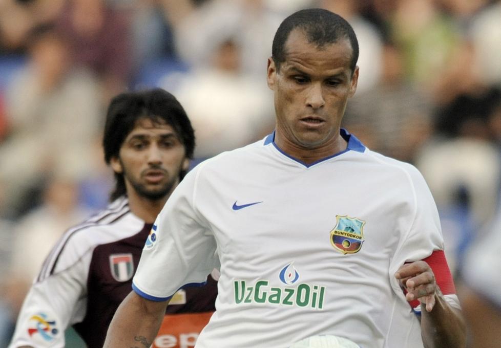 HOLDER KOKEN: Veteranen Rivaldo er tilbake i brasiliansk fotball. Her er han fra en kamp i Usbekistan. Foto: AP Photo/Anvar Ilyasov/NTB scanpix
