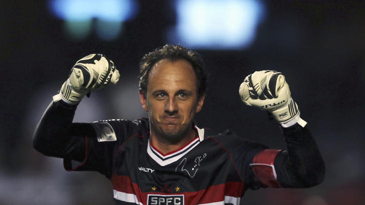 VERDENSREKORD FOR KEEPERE: Rogerio Ceni har scoret utrolige 109 m�l i karrieren. Foto: REUTERS/Paulo Whitaker/NTB scanpix