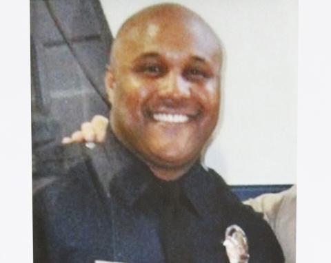 BEDRE TIDER: Chris Dorner som glad og fornøyd politimann. Foto: Reuters / NTB Scanpix BEDRE TIDER: Chris Dorner som glad og fornøyd politimann. Foto: Reuters / NTB Scanpix