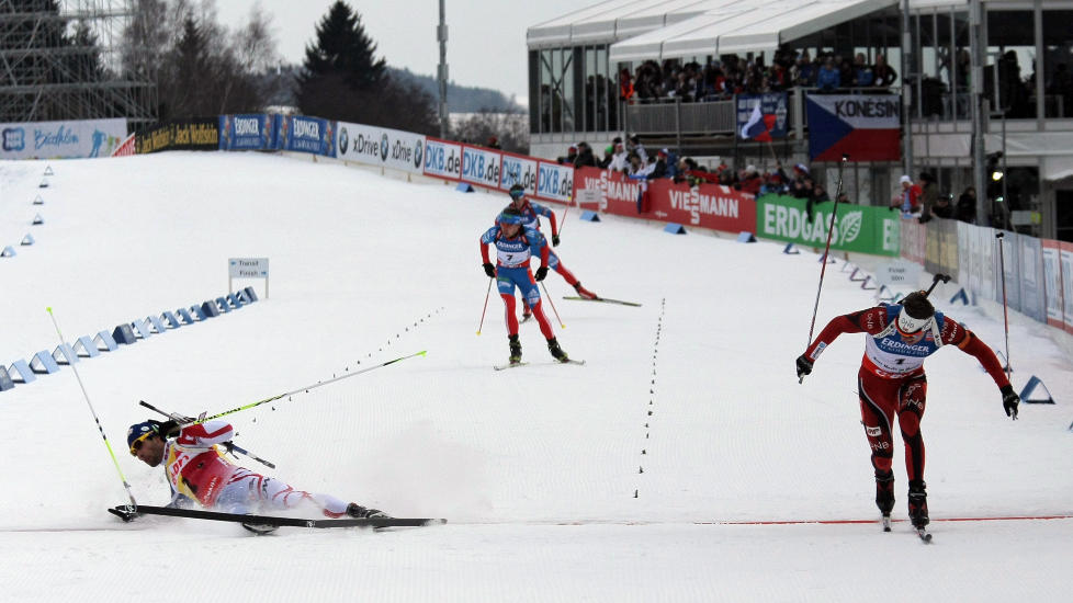 REKORDJEVNT: Emil Hegle Svendsen slo Martin Fourcade med 2,4 cm. Etterp� var franskmannen en slagen mann. Foto:  Reuters / NTB Scanpix