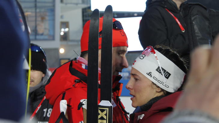 TR�ST: Flatland fikk tr�st av landslagstrener Egil Gjelland etter fallet i g�r. Foto: P�l Marius Tingve