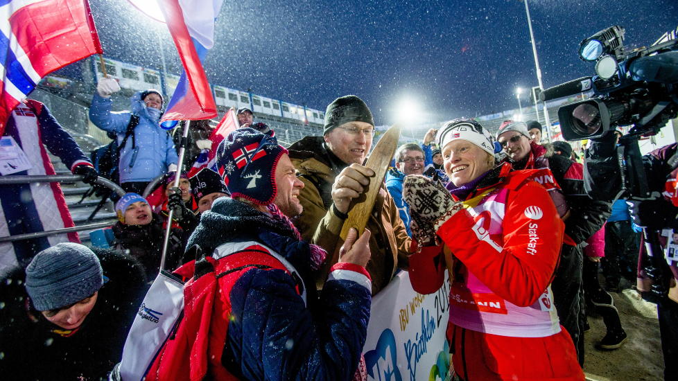 POPULÆR: Tora Berger blir gratulert av fans etter seieren 10 km jaktstart i VM i skiskyting i Nove Mesto  i dag.
Foto: NTB scanpix