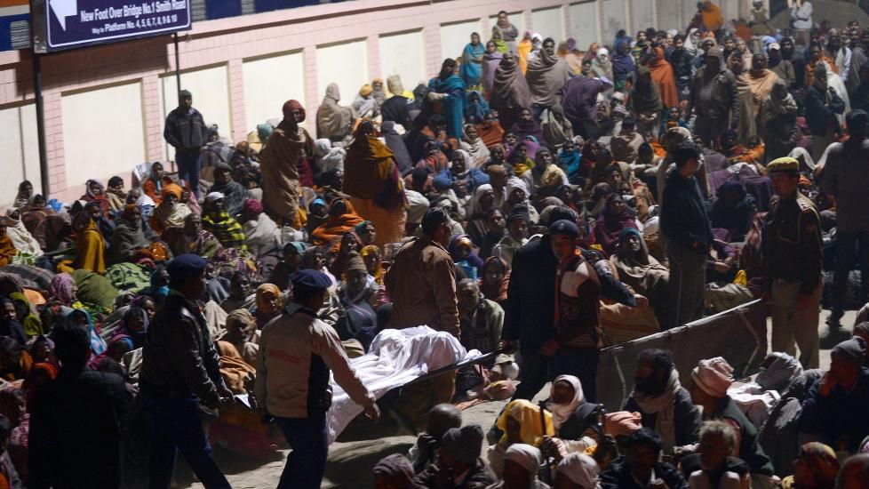 KAOS: Stasjonen var full av folk som skulle feire en religi�s festival da et gjerde knakk sammen. Foto: AFP PHOTO/ ROBERTO SCHMIDT/NTBSCANPIX