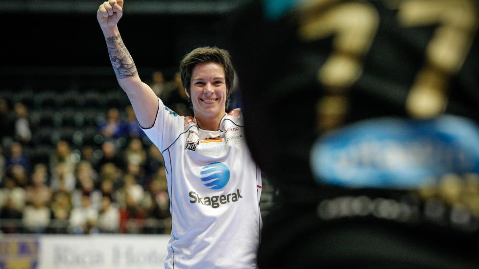 SLO MESTERLIGA-VINNEREN: Larviks Anja Edin hadde god grunn til � juble i kveld. Her fra da Larvik vant den norske cupfinalen mot Stab�k i desember. Foto: Audun Braastad / NTB scanpix