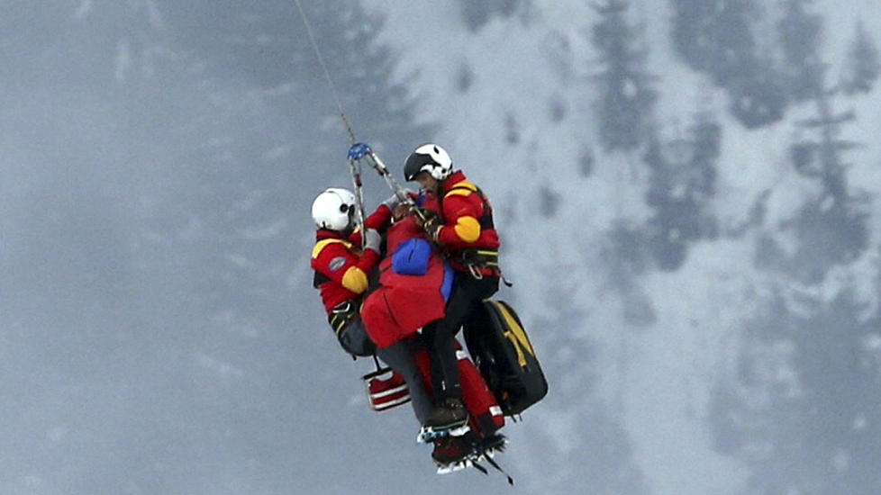 ALVORLIG SKADE:&nbsp;Lindsey&nbsp;Vonn ble fraktet ut av l�ypa med helikopter etter det stygge fallet i VM. Foto: AP Photo/Luca Bruno/NTB scanpix
