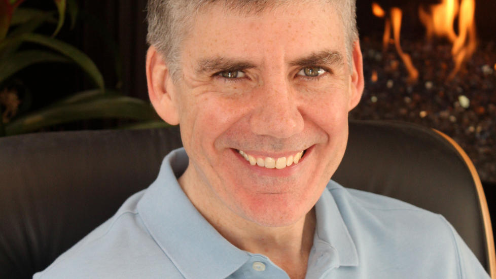 RICK RIORDAN har allerede h�stet stor suksess med Percy Jackson-serien. N� kommer den beste Percy Jackson-boka - uten Percy selv. Foto: Schibsted forlag.