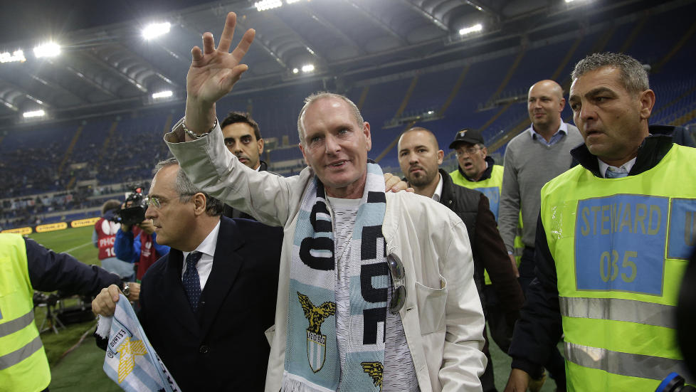 F�R HJELP: Paul Gascoigne sliter med alkoholproblemer, og ble nylig lagt inn p� sykehus i USA. N� stiller flere engelske fotballspillere opp for � st�tte Gazza �konomisk. Her fra november i fjor, da han bes�kte sin gamle klubb Lazio. Foto: REUTERS/Tony Gentile