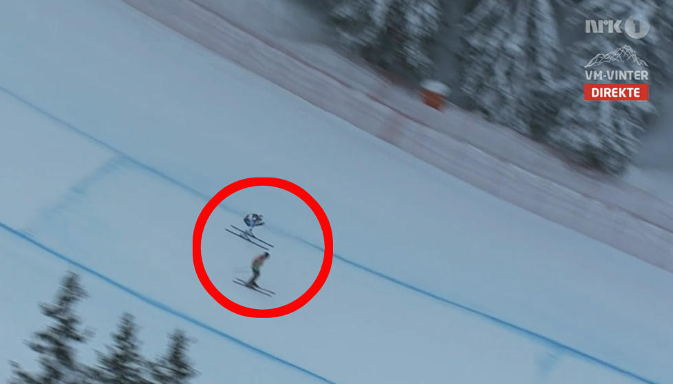 HEI, DU! Her suser Sandro Viletta forbi bakkemannskap som p� uforklarlig vis bestemte seg for at � ta en ekstra titt p� VM-l�ypa. Foto: NRK Sporten