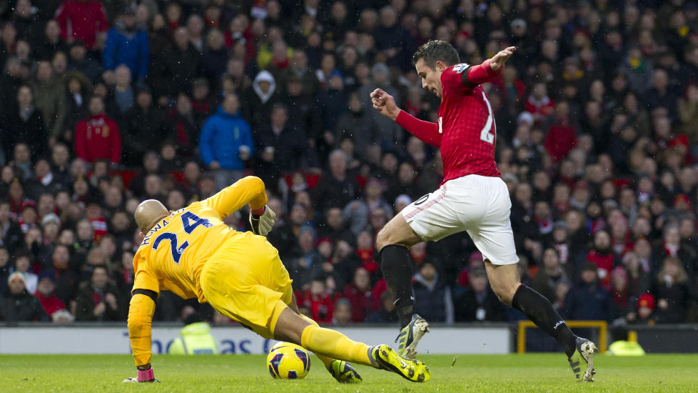 SERIEMESTER: If�lge bettingselskapet Betfred er Manchester United og Robin van Persie s� godt som seriemestere allerede. Her setter nederlenderen inn 2-0-m�let mot Everton 10. februar. Foto: AP Photo/Jon Super
