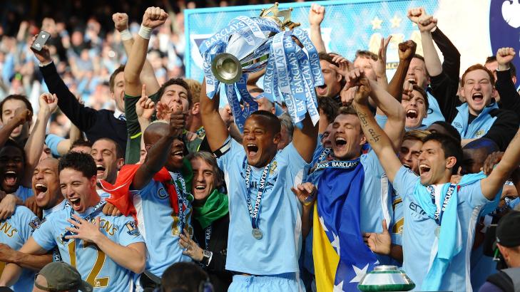 MESTERE: Slik s� det ut da Manchester City stjal ligagullet fra Manchester United p� overtid av fjor�rets Premier League-sesong. Bilder som dette f�r vi ikke se i �r, skal vi tro bettingselskapet Betfred. Foto: AFP PHOTO/PAUL ELLIS