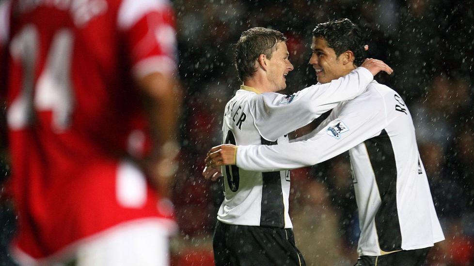 LAGKAMERATER: Ole Gunnar Solskj�r og Ronaldo spilte sammen for United i flere sesonger. Foto: REUTERS / Eddie Keogh / NTB SCANPIX