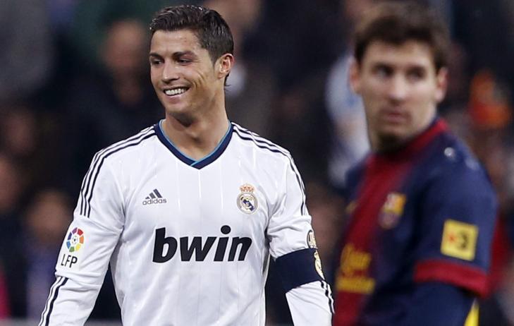 VERDENS BESTE: Fotballfans verden rundt er uenige om hvem som er best av Ronaldo (t.v) og Leo Messi. Men det er Barca-spissen som tar de fleste k�ringene. Foto;: EPA / JUAN CARLOS HIDALGO / NTB SCANPIX