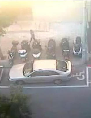 Her maler de handikapp-merking rundt bilen - og tauer den vekk