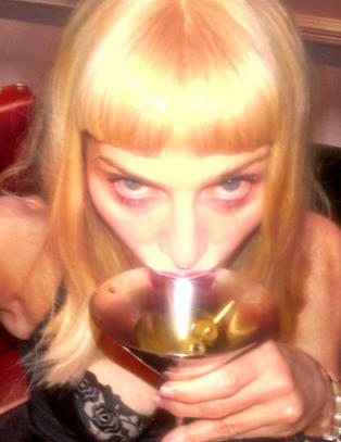 Madonna sk�ler til fansen i bare BH-en