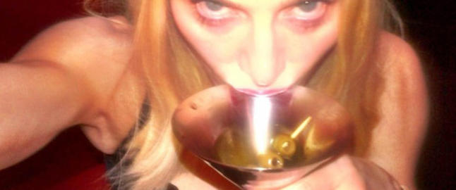 Madonna sk�ler til fansen i bare BH-en