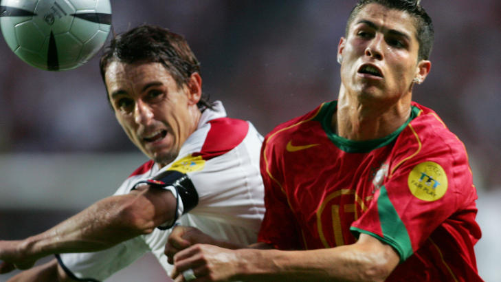 T�FFE TAK: Gary Neville i duell med sin tidligere lagkamerat i en landskamp mellom England og Portugal. Foto: AFP PHOTO  ADRIAN DENNIS/NTB scanpix
