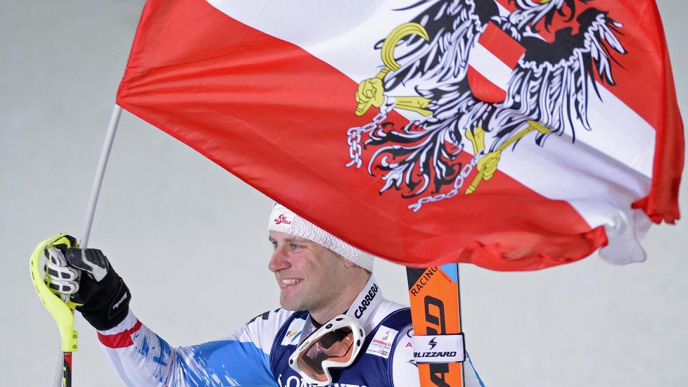 FEIRET BRONSE SOM GULL: Hjemmeh�pet Romed Baumann tok en etterlengtet medalje under superkombinasjonen. Det feiret �sterrike skiekklig etter rennet. Foto: EPA/ROBERT PARIGGER/NTB scanpix