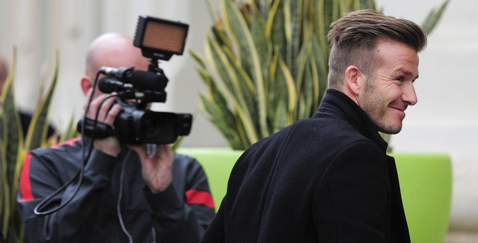 P� PLASS I VALENCIA:  David Beckham ankom hotellet til de andre PSG-spillerne i formiddag. Foto: JOSEP LAGO / AFP / NTB Scanpix