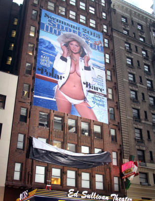 Hengte Kate Upton over fem etasjer i New York