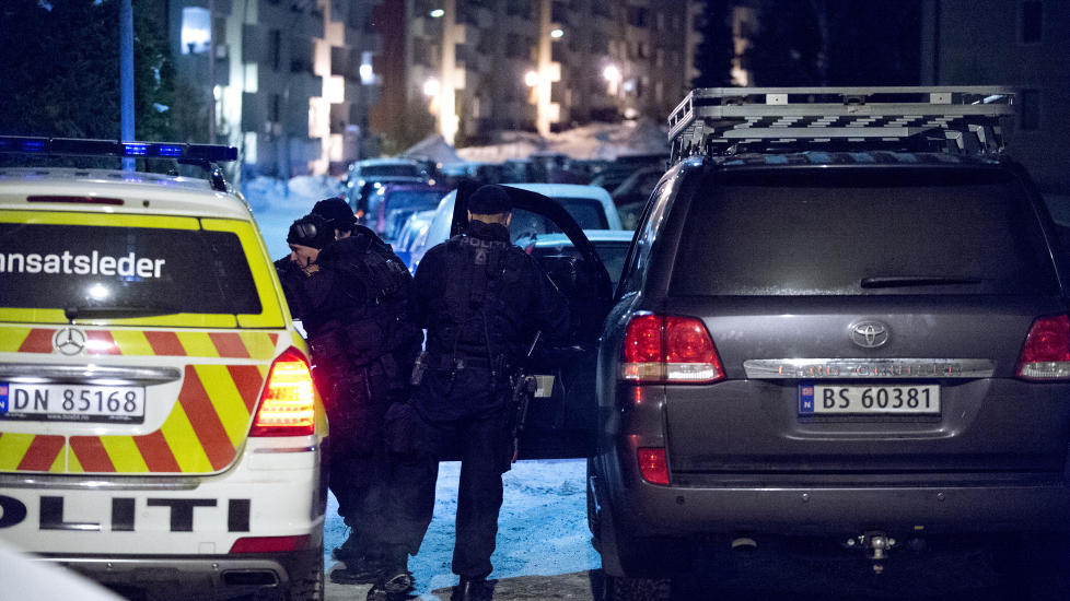 MASSIV POLITIAKSJON: Bev�pnet politi p� Lambertseter i Oslo, der en person ble p�grepet i natt. N� er personen blitt l�slatt. Foto: �istein Norum Monsen / Dagbladet