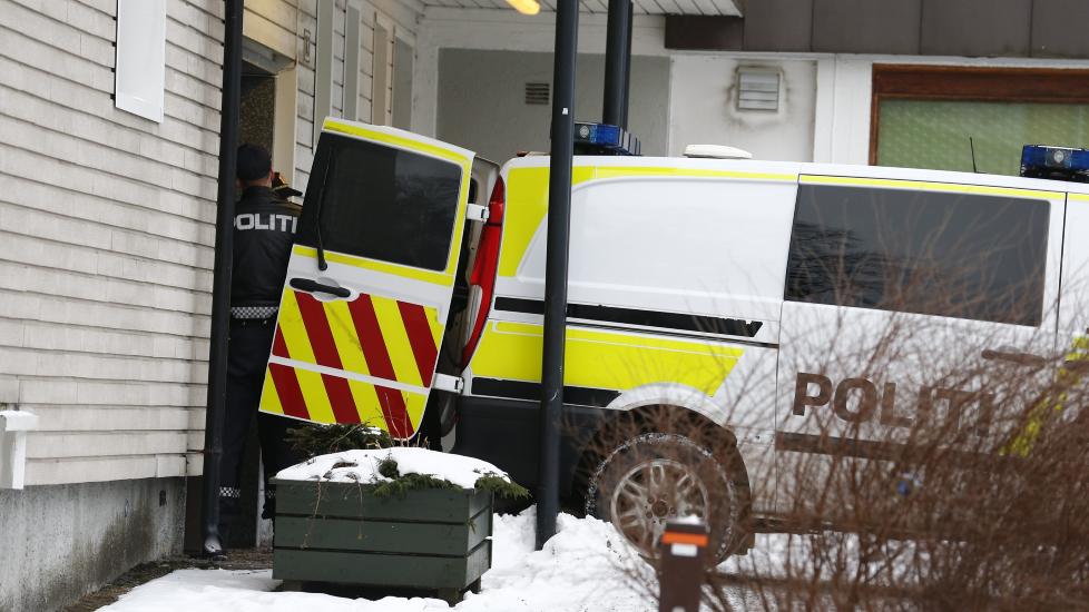 NY AKSJON: Politiet aksjonerer mot en ny leilighet p� Lambertseter, og har rygget en politibil helt opp til inngangsd�ra p� blokka. Foto: Heiko Junge / NTB scanpix