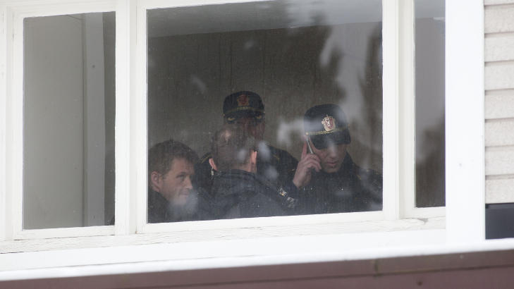 AKSJONERTE: Politifolk aksjonerte mot blokka på Lambertseter med hjelp fra beredskapstroppen. Foto: Henning Lillegård/Dagbladet. AKSJONERTE: Politifolk aksjonerte mot blokka på Lambertseter med hjelp fra beredskapstroppen. Foto: Henning Lillegård/Dagbladet.