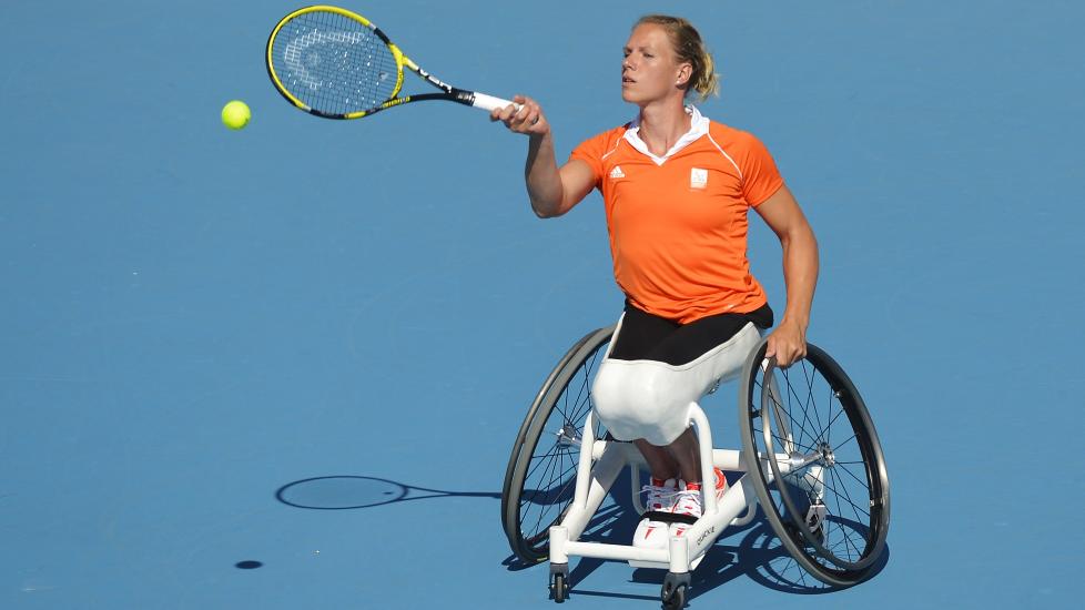 SEIERSVANT: Esther Vergeer har v�rt ranket som nummer �n i verden side 1999, og har ikke tapt en kamp siden januar 2003. Her returnerer hun en ball under Paralympics i London i fjor, en turnering hun selvsagt vant. Foto: AFP PHOTO / LEON NEAL