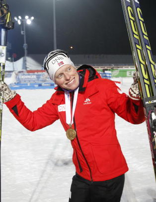 - Vi andre f�r bare nyte det
mens hun holder p�