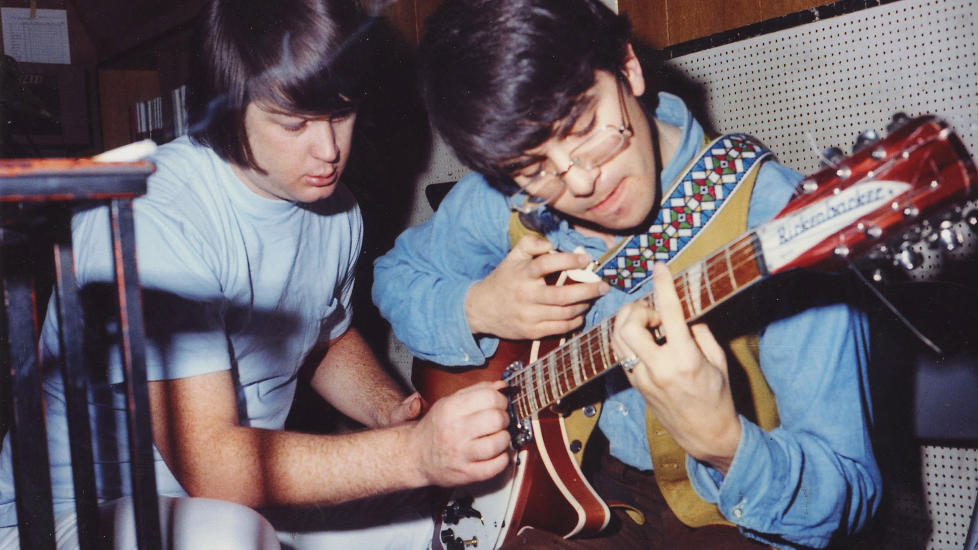 BRIANS H�YRE H�ND: Van Dyke Parks (t.h.) er nok kanskje mest kjent for sitt samarbeid med Brian Wilson p� Beach Boys-albumet �Smile�. Her jobber de hardt over Rickenbacker'en. �Surf's Up� forblir deres st�rste bragd, mener Sondre Lerche. 
Foto: Jasper Dailey / EMI/ Courtesy of The Peter Reum Collection