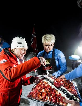 - N� m� jeg vel l�re meg � drikke champagne