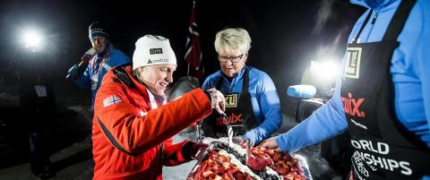 - N� m� jeg vel l�re meg � drikke champagne