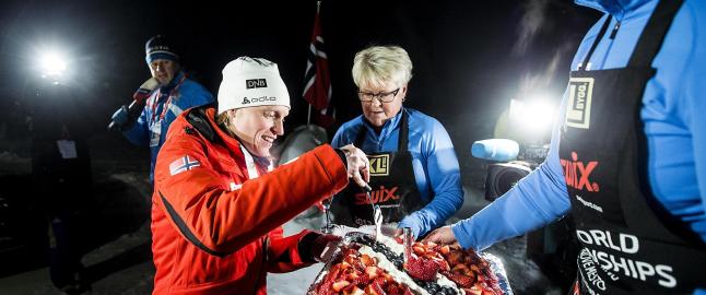 - N� m� jeg vel l�re meg � drikke champagne