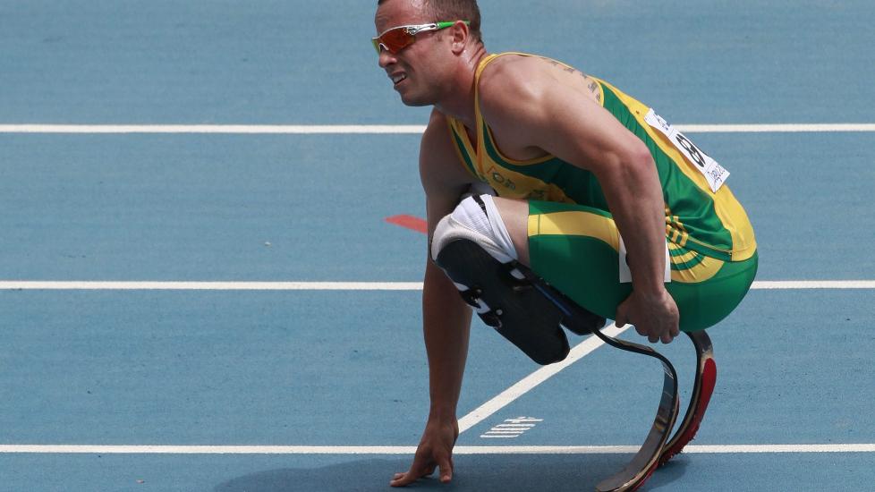 SIKTET FOR DRAP: Oscar Pistorius blir holdt i arresten i Pretoria. Kj�reste hans ble funnet d�d i natt, skutt fire ganger i l�perens hjem. Foto: EPA / NIC BOTHMA / NTB SCANPIX