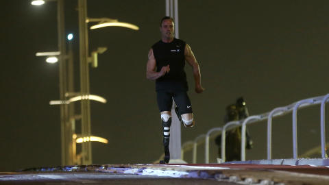 L�P MOT HEST: Pistorius fikk pr�ve seg i l�psduell mot en araber i Dohja i desember. S�rafrikaneren vant. Foto: REUTERS/Fadi Al-Assaad / NTB SCANPIX