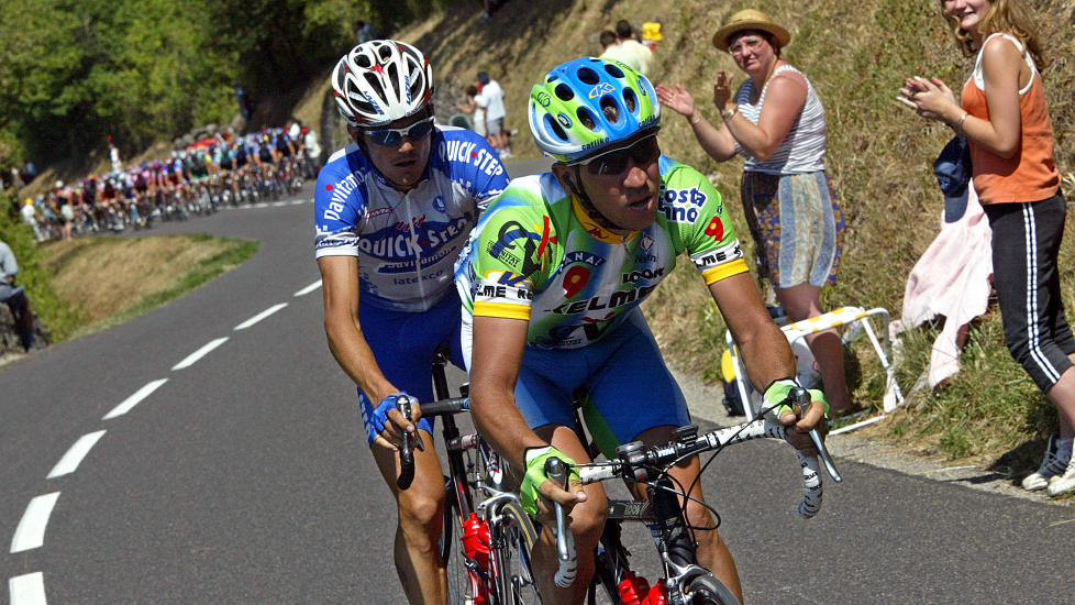 KOLLAPSET: Jesus Manzano (t.h.) og Richard Virenque kj�rer fra feltet p� jakt etter en utbrytergruppe under sjuende etappe av Tour de France 2003. Like etter kollapset Manzano og kom til seg selv i en ambulanse. Foto: FRANCK FIFE, AFP / NTB SCANPIX