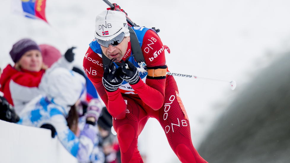 UNNES GULL: Tidligere OL- og VM-vinner Hallvard Hanevold tror mange i skiskytterverdenen �nsker � se Ole Einar Bj�rndalen (39) p� toppen av seierspallen etter 20-kilometeren i VM torsdag. Foto: STIAN LYSBERG SOLUM / NTB SCANPIX.