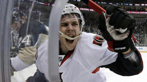 SKJ�RER GRIMASER: Svenske Erik Karlsson, som i fjor ble k�ret til NHLs beste back, p�dro seg en lei langtidsskade etter et ublidt m�te med Matt Cookes sk�yte. Foto: GENE J. PUSKAR / AP PHOTO.
