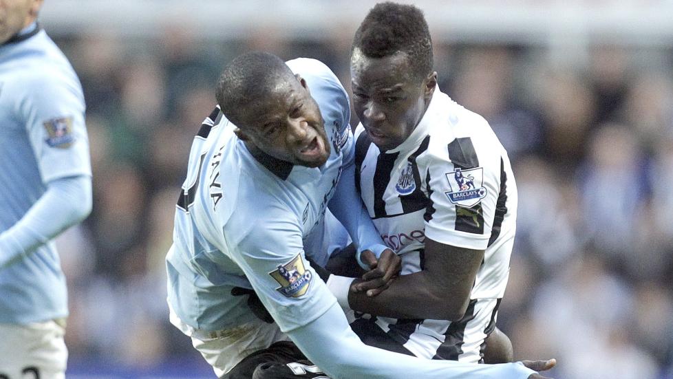 UNDER ETTERFORSKNING: Newcastles ivorianske midtbanespiller Cheick Tiote (t.h.) ble tirsdag arrestert og fratatt bilen sin. Her er Tiote i kamp med landslagskollega og Manchester City-spiller Yaya Toure. Foto: GRAHAM STUART / AFP PHOTO / NTB scanpix