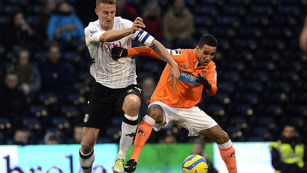 STORTALENT: Blackpool-spiller Thomas Ince, her i kamp med Brede Hangeland, er regnet for � v�re en av Englands mest lovende fotballspillere. N� melder The Daily Mail at Thomas f�r sin egen far, Paul Ince, som ny manager. Foto: JONATHAN BRADY / AP PHOTO / PA / NTB scanpix
