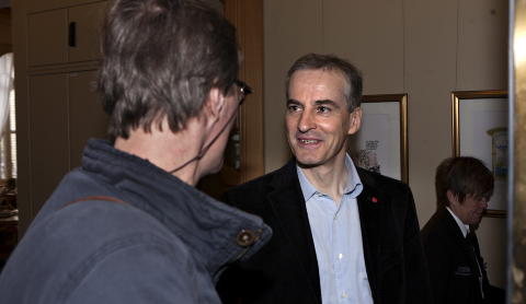 FIKK BANK: Norwegian Woods J�rgen Roll i samtale med helseminister Jonas Gahr St�re, som ville nekte festivaler � selge r�yk - men fikk bank av alle p� Stortinget - inkludert sine egne i Arbeiderpartiet. Foto: Anders Gr�nneberg