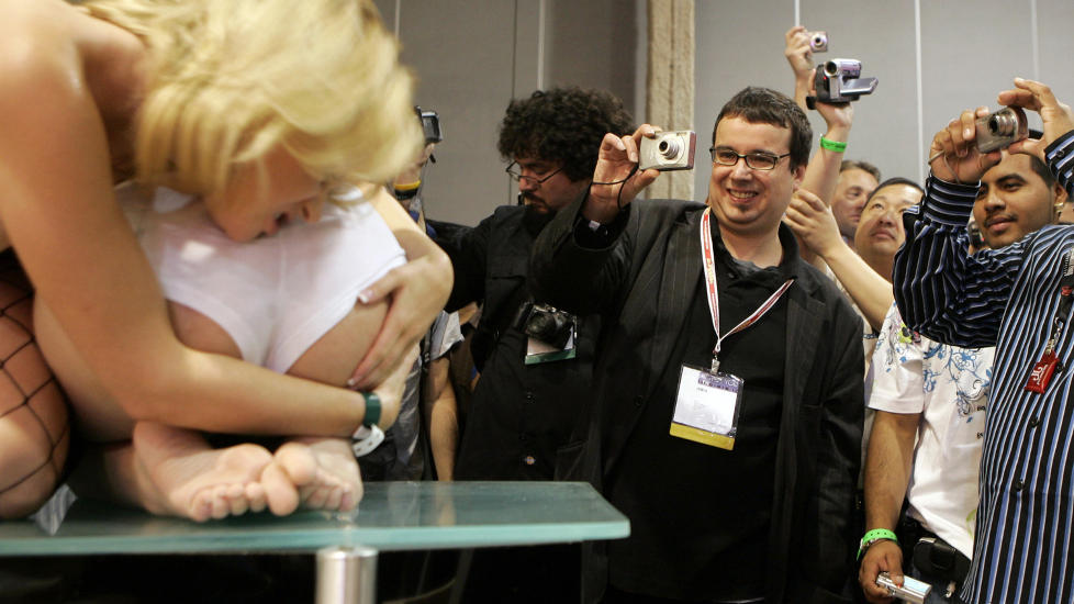 KORTE LINSER, LANGE BLIKK: Skuelystne fans hadde funnet fram kameraene da de var p� pornomessa Adult Entertainment Expo i Las Vegas i 2008. Foto: REUTERS / Steve Marcus / NTB scanpix