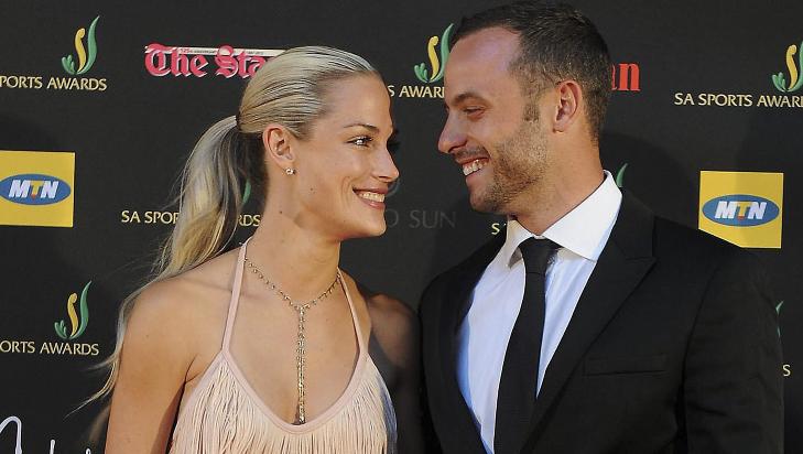 LYKKELIGE: Pistorius og Reeva Steenkamp fotografert i november i fjor. Foto: EPA/NTB Scanpix