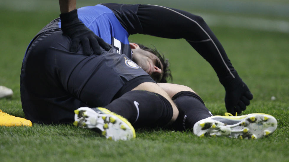 LANGTIDSSKADET: Inters argentinske stjernespiss Diego Milito skadet korsb�ndet under Europaligakampen mot CFR Cluj p� San Siro torsdag. Foto: ANTONIO CALANNI / AP PHOTO / NTB scanpix.