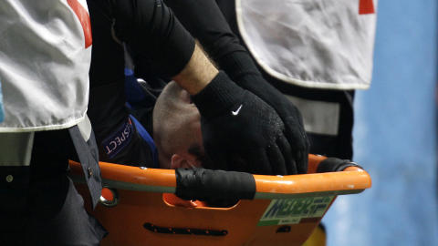 SKADEPLAGET: Milito hadde nylig kommet tilbake etter et skadeavbrekk, og torsdag ble han skadet p� nytt. N� ryker trolig resten av sesongen for angriperen. Foto: ANTONIO CALANNI / AP PHOTO / NTB scanpix.