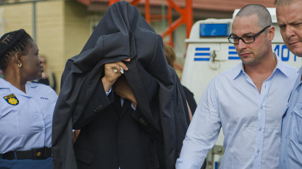 DRAPSSIKTET: Her ankommer Oscar Pistorius retten, der han framstilles for varetektsfengsling. Foto: AP / NTB Scanpix