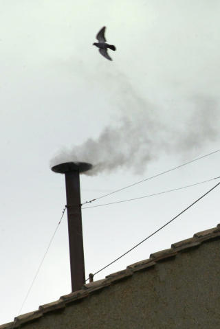 HVIT R�YK: Sist gang det steg hvit r�yk opp av pipa p� Det sixtinske kapell var 19. april 2005, da Benedict XVI ble valgt til pave. Foto: ANDREAS SOLARO/AFP PHOTO/FILES/NTB SCANPIX