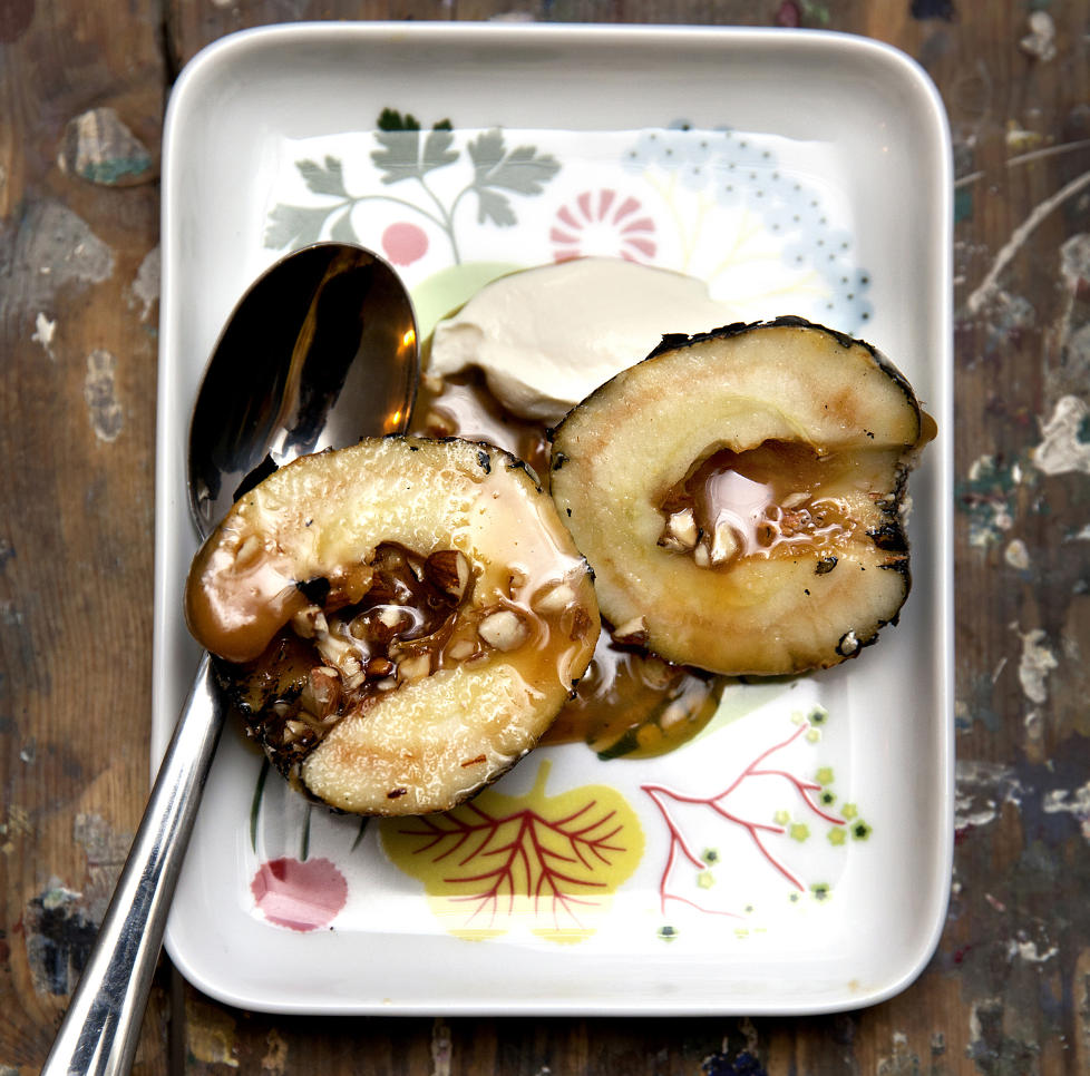 Opp av asken:  Det strider jo mot enhver logikk � brenne maten, men resultatet er oppsiktsvekkende. Her, brente epler med honning og n�tter.