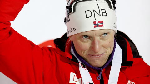 VM-DRONNING: Tora Berger, her med gullmedaljen hun tok p� 15-kilometeren, st�r med tre gull og ett s�lv i �rets VM i skiskyting - s� langt. Foto: BJ�RN LANGSEM.