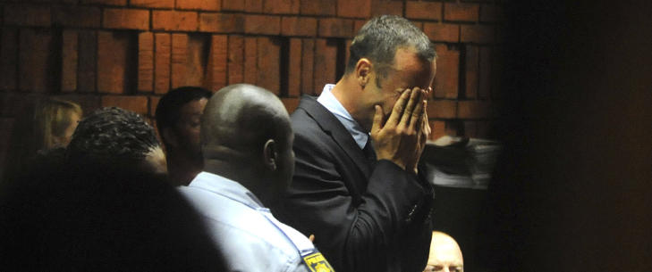 BR�T SAMMEN: Oscar Pistorius gr�t under rettsm�tet i dag. Aktoratet opplyste at de tror drapet p� kj�resten var planlagt. Foto: Antione de Ras / AP / NTB Scanpix